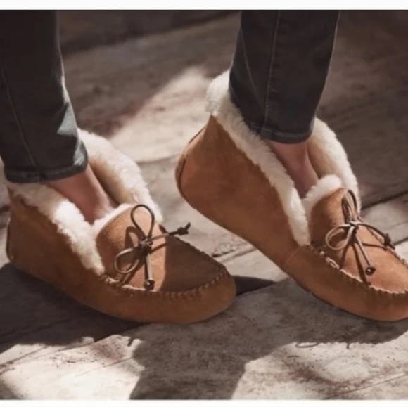 UGG Shoes - 🎄SALE🧑🎄UGG Slippers Alena Moccasins chestnut color size 8 🌼 rare find